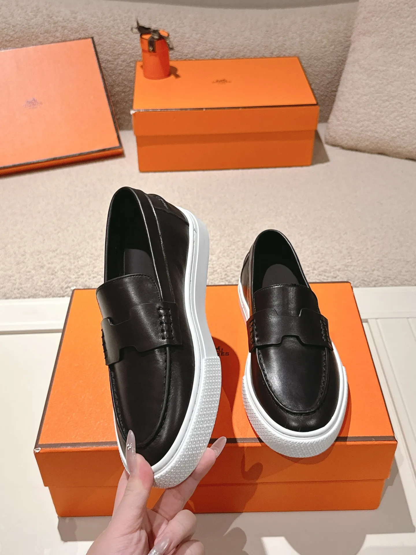 Men's men's shoes P620! Hermes# Thick Sole Couple Loafers These lace-up free sneakers in calfskin and washed denim feature signature "H" details. The design is simple and smooth, creating a fashionable urban look. It is comfortable and versatile. H family classics are not outdated, and the delivery counter is beautifully packaged🛍📦 Fabric: Original customized washed denim/first-layer cowhide Lining: Imported soft sheepskin Sole: Original open-molded anti-slip TPU material Size: 35-45